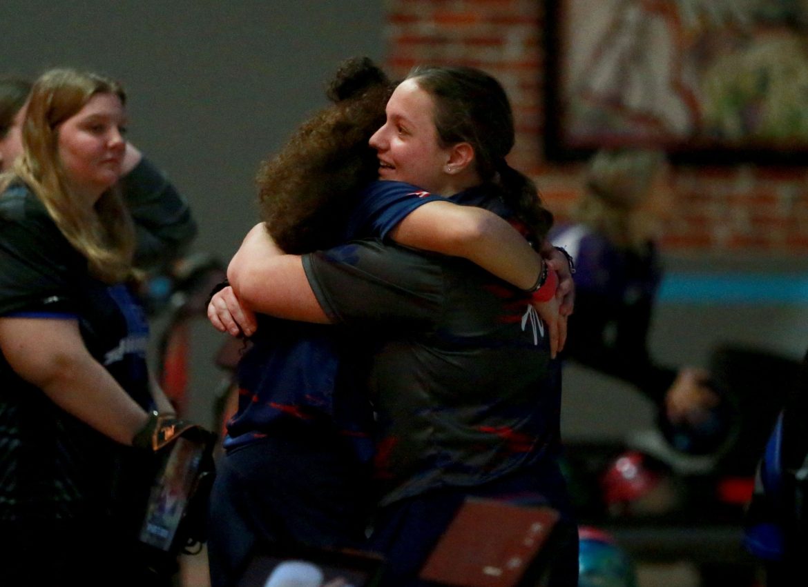 Grace LeFurge e Koral Nastasi durante os campeonatos do grupo de boliche Boys and Girls NJSIAA em Bowlero, em North Brunswick, NJ, na terça-feira, 27 de fevereiro de 2024 