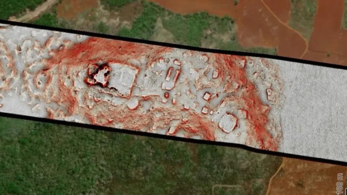Dados do LiDAR revelam antigas construções maias (em detalhe, no centro) agrupadas no topo de uma colina, enquanto uma imagem de satélite (acima e abaixo) mostra a agricultura moderna e construção de estradas em andamento nos vales abaixo.• Cortesia de Luke Auld-Thomas