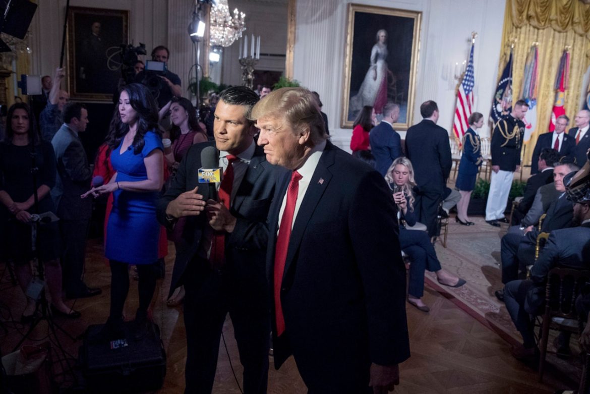 A diretora de comunicações da Casa Branca, Alyssa Farah, fala com repórteres na Casa Branca, terça-feira, 27 de outubro de 2020, em Washington. (Foto AP/Alex Brandon)
