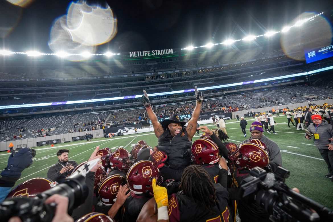 O técnico do Glassboro, Timmy Breaker, é levantado no ar por seus jogadores depois que os Bulldogs venceram Cedar Grove, 56-14, no campeonato estadual NJSIAA Grupo 1, sexta-feira, 29 de novembro de 2024, em East Rutherford, NJ