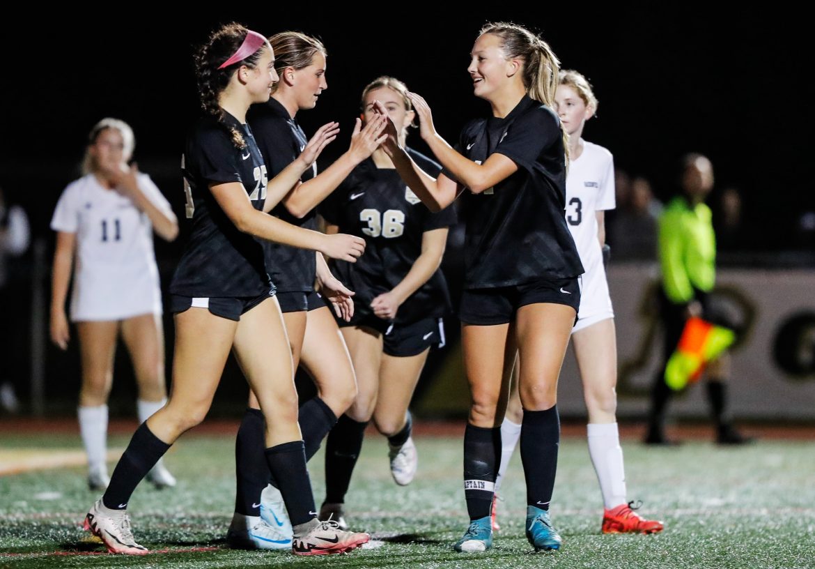 Point Pleasant Boro comemora um gol no segundo tempo durante a semifinal de futebol feminino do Grupo 2 do NJSIAA entre Point Pleasant Boro e Haddonfield na Point Pleasant Boro High School em Point Pleasant, NJ em 18/11/24.