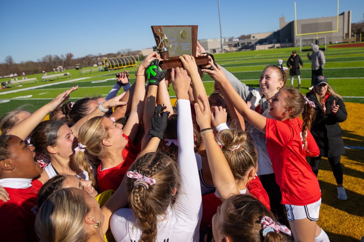 Kingsway comemora com seu troféu após derrotar Montclair na final do Grupo 4 do NJSIAA na Bordentown High School em Bordentown, NJ, no sábado, 16 de novembro de 2024.