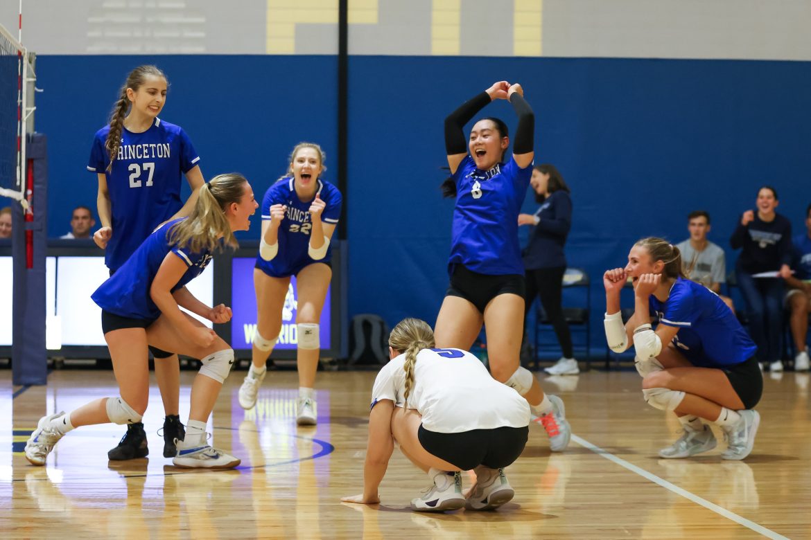 Princeton comemora depois de derrotar Ramapo por 2 a 0 para vencer a final do Grupo 3 do NJSIAA de vôlei feminino na Franklin High School em Somerset, NJ, no sábado, 16 de novembro de 2024.