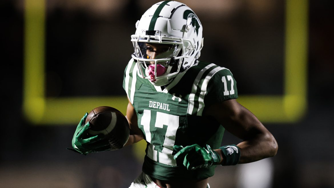 Elijah Burress (17) de DePaul corre para a end zone durante o jogo de futebol entre DePaul e St. Peter's Prep no Hinchliffe Stadium em Paterson, NJ na quarta-feira, 17 de outubro de 2024.