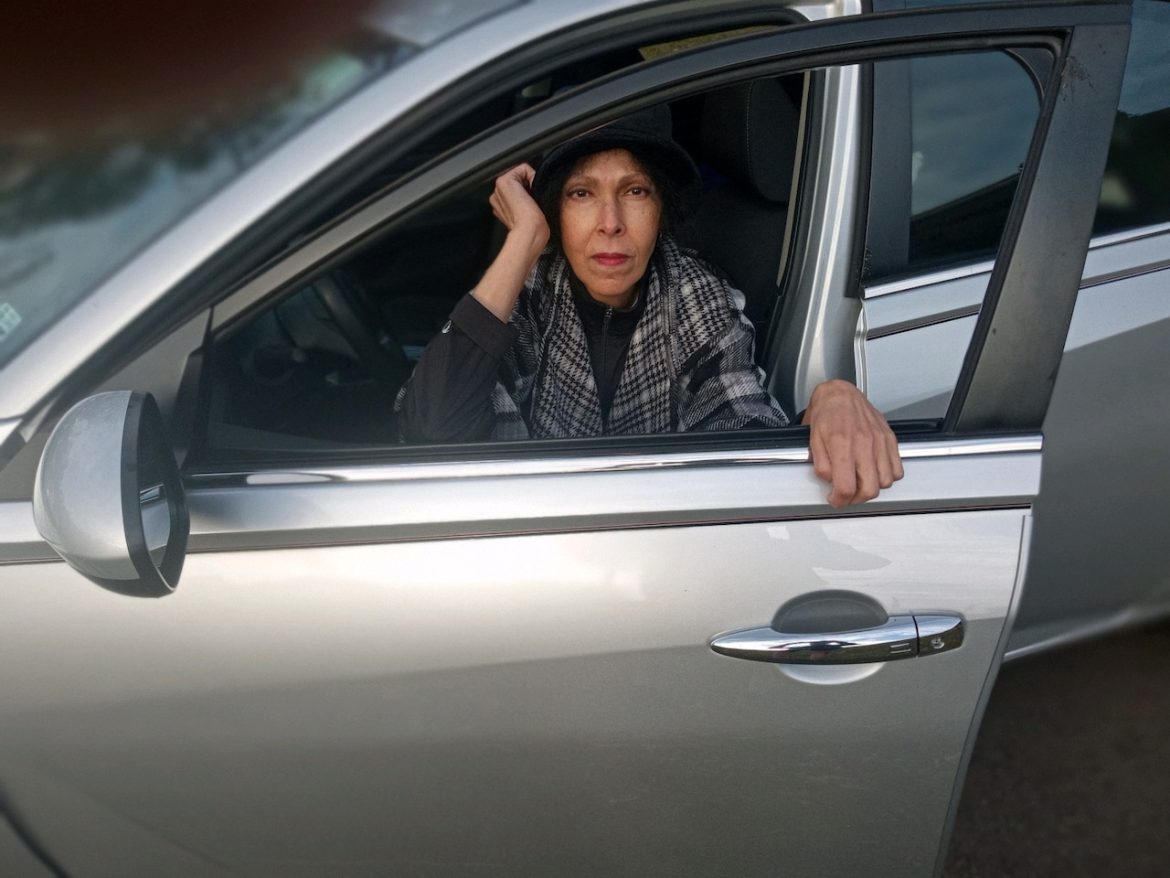 Motorista é atropelado depois que o carro é danificado em um grande projeto de construção de estradas