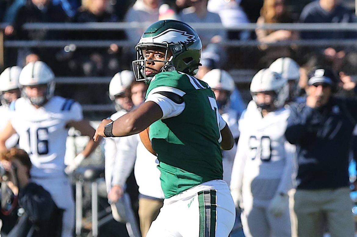 O quarterback do segundo ano de Winslow, Jalen Parker, lançou três passes para touchdown na final do Grupo 4 de South Jersey, no sábado, contra Shawnee.