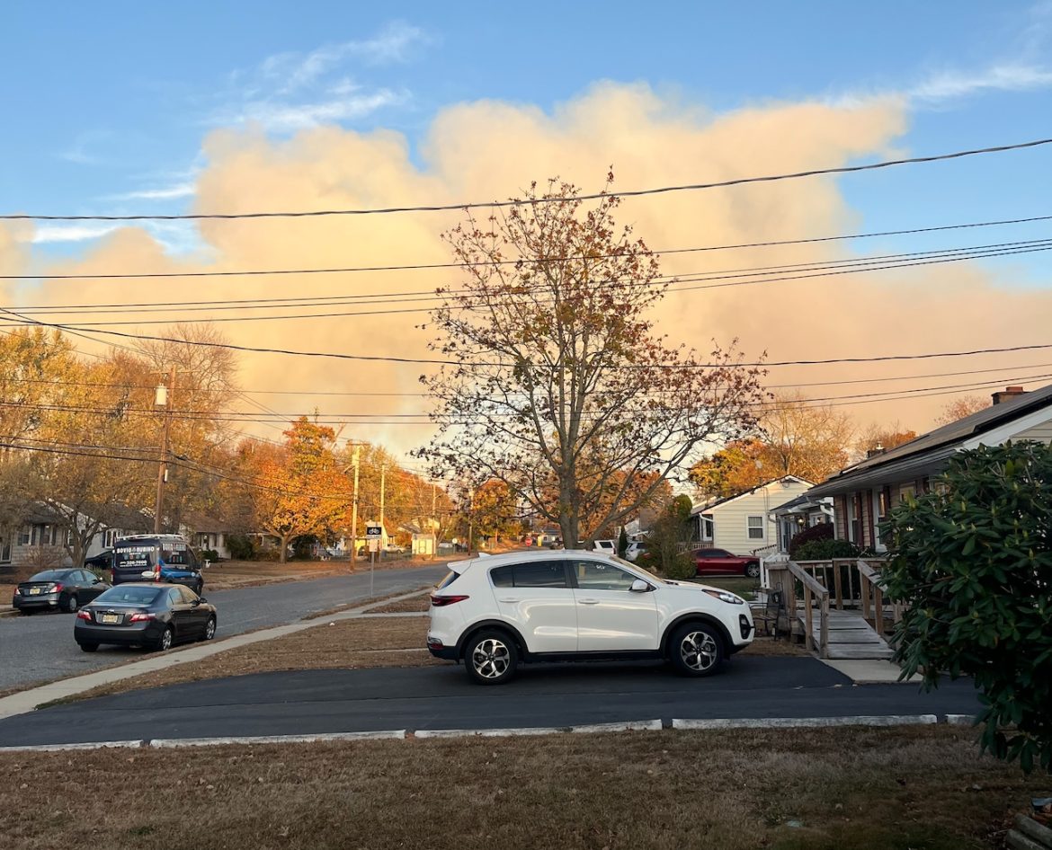 Um incêndio florestal estava queimando a área de gerenciamento da vida selvagem de Glassboro, no condado de Gloucester, na quinta-feira, 7 de novembro de 2024.