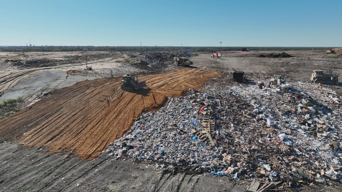 Trabalhadores transportam lixo na Atlantic County Utilities Authority em Egg Harbor Township, Atlantic County.