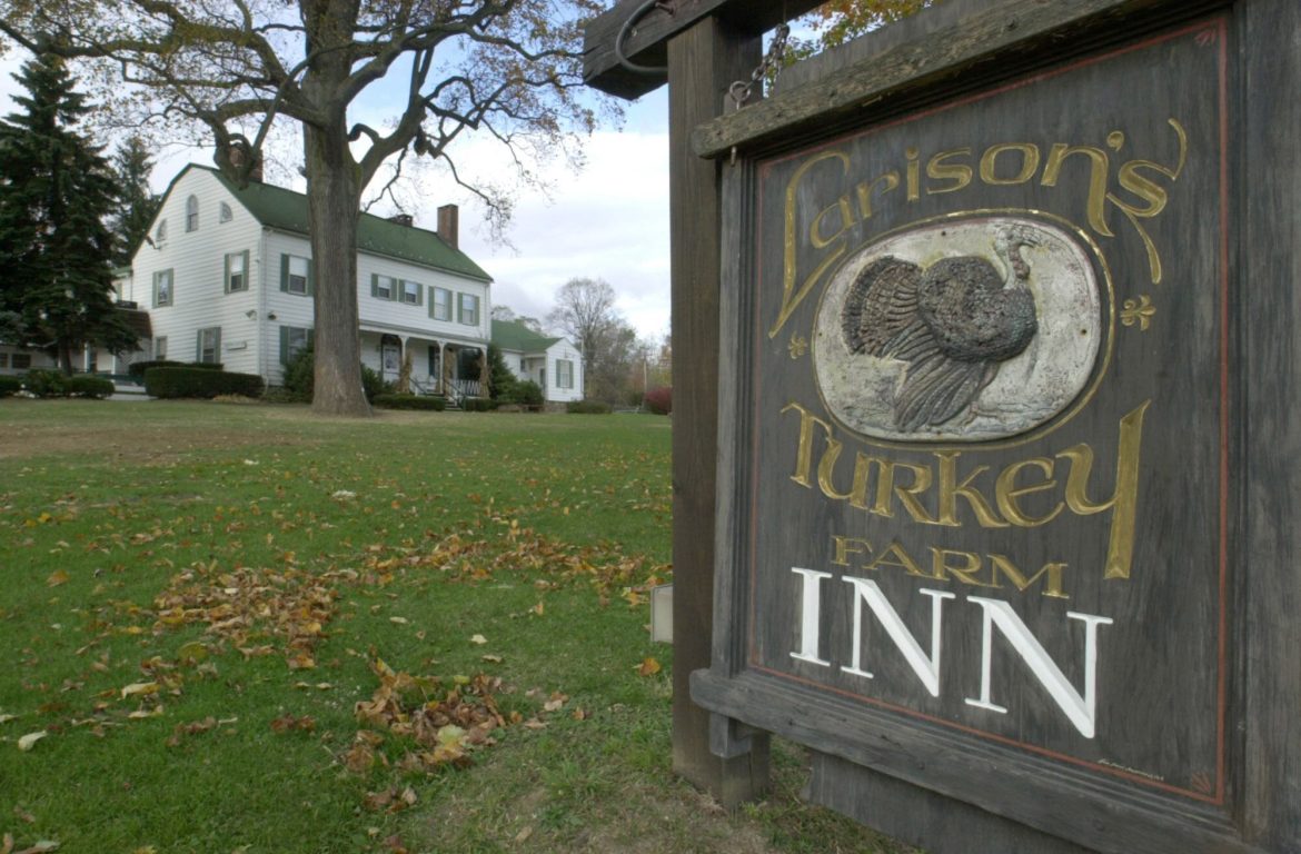 A placa no Larison's Turkey Farm Inn em 2001.