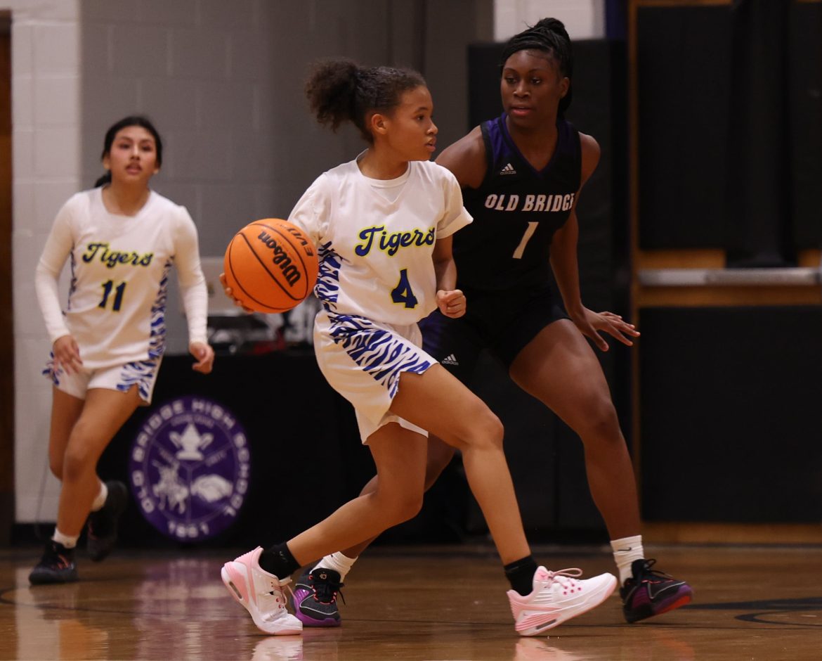 Marilyn Togun (1) de Old Bridge defende enquanto Rhaiyna Brown (4) de Timothy Christian move a bola durante o primeiro tempo, segunda-feira, 5 de fevereiro de 2024 em Matawan, NJ