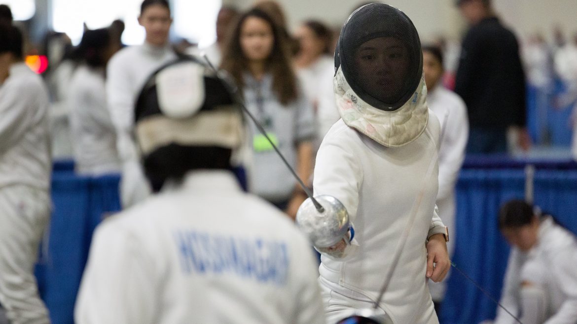 Kayla Fang, de Livingston, enfrenta Inchara Hosanagar, da Newark Academy, na competição de espada no torneio de esgrima feminino do ensino médio Santelli na Drew University, em Madison, no sábado. 20/01/2024 Steve Hockstein | Para NJ Advance Media
