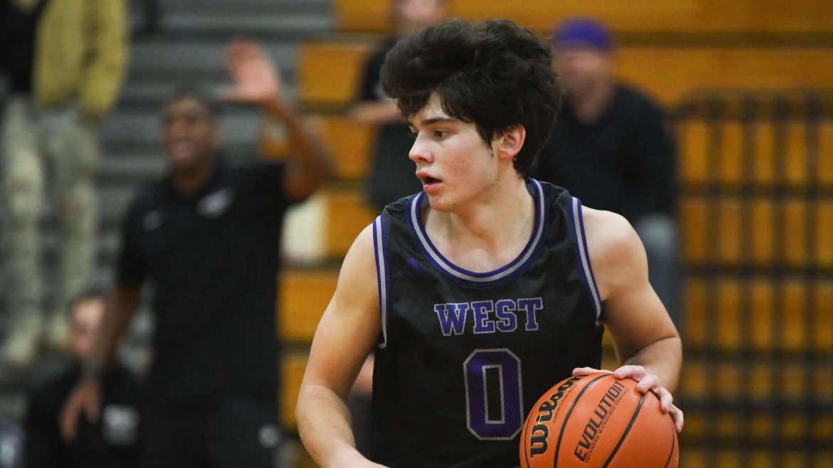 Matthew Laskowski, 0, de Cherry Hill West dribla a bola durante um jogo de basquete masculino contra Cherokee na Cherry Hill West High School, terça-feira, 17 de dezembro de 2024.