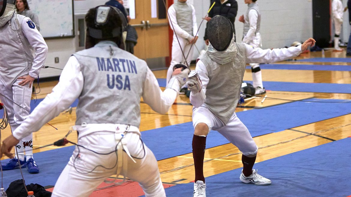 Mason Martin de Montgomery (à esquerda) e Oliver Po de Bernards se enfrentam durante o Campeonato Estadual Individual de Esgrima Masculino na Hunterdon Central High School em Flemington, NJ no sábado, 2 de março de 2024