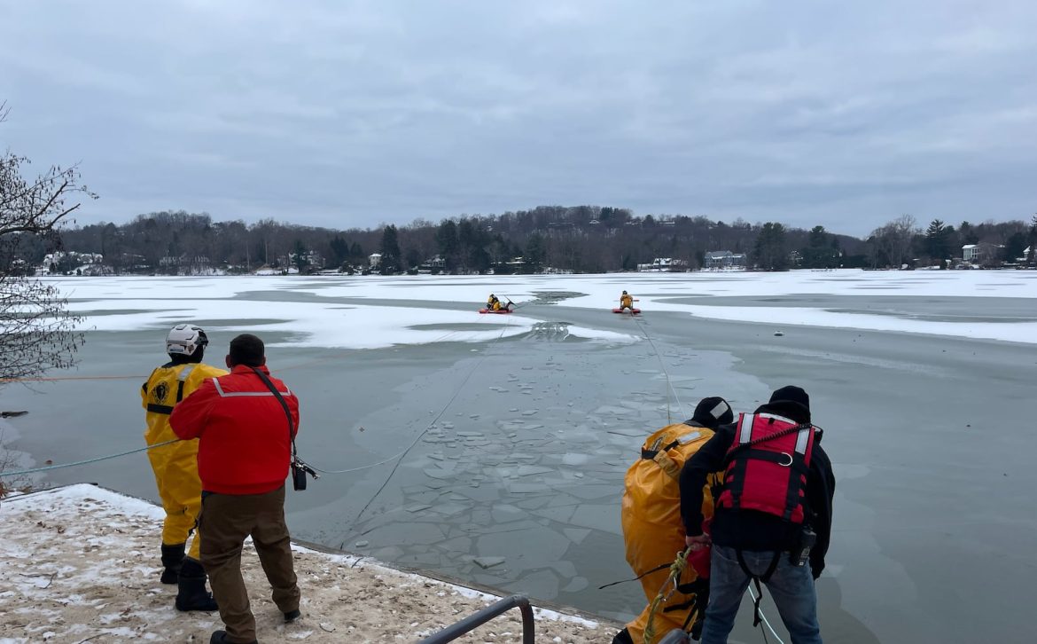 Equipes de bombeiros e resgate de Wayne Township salvam um homem depois que ele cai no gelo fino em Pines Lake.