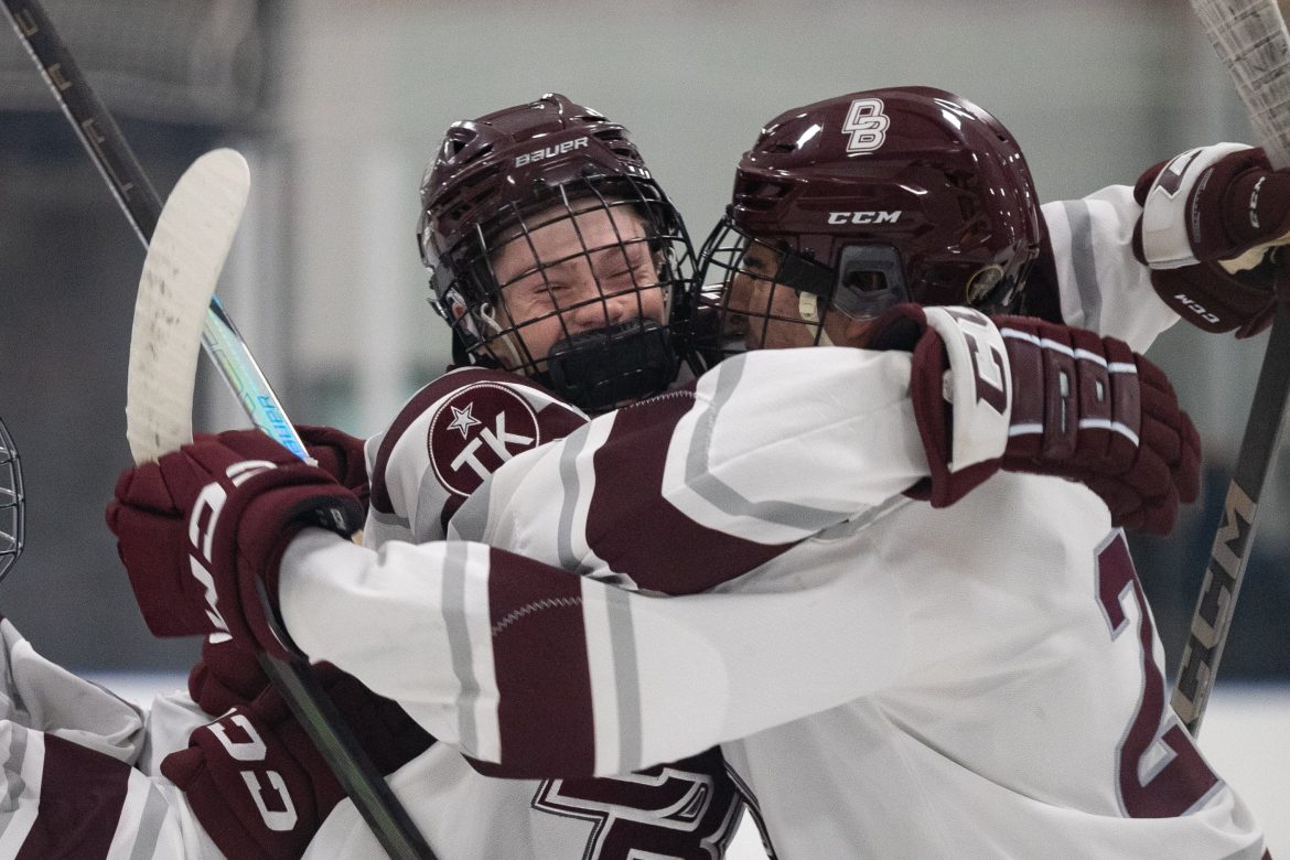 Peyton Murphy (8) da Don Bosco Prep comemora após marcar contra o St. Augustine na Hollydell Arena em Sewell, NJ, na terça-feira, 10 de dezembro de 2024.