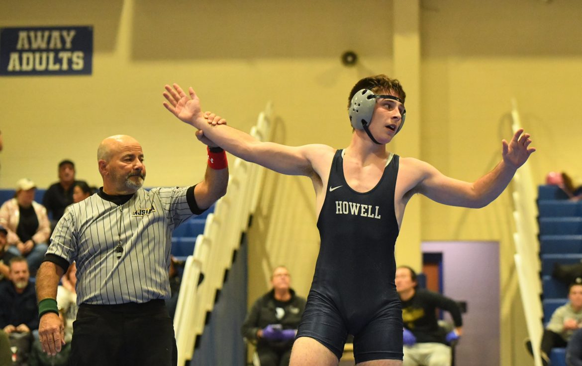 Johnny Hurst de Howell derrotou Jack Masterson de Williamstown na luta de 150 libras durante uma luta de luta livre na Williamstown High School, quarta-feira, 11 de dezembro de 2024.