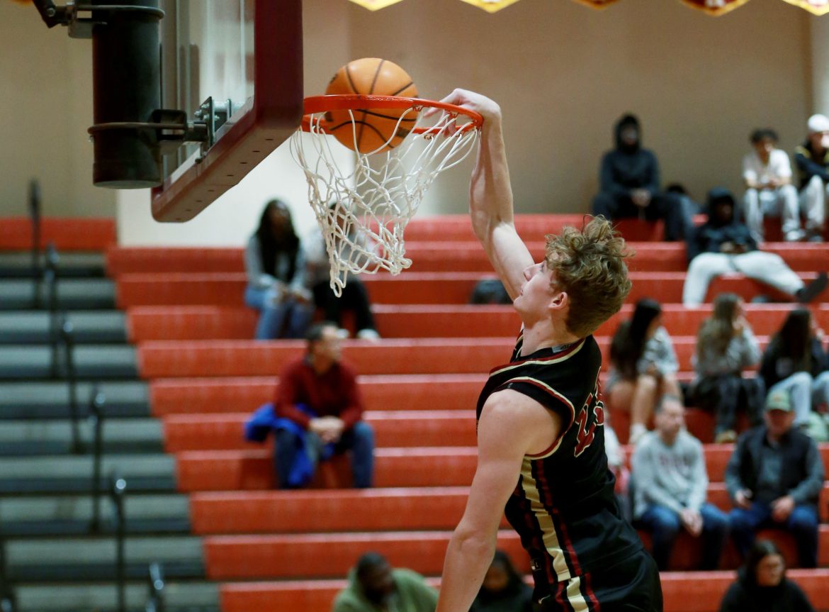 Philip Unangst, de Hillsborough, enterra a bola nos aquecimentos antes do jogo antes do jogo de basquete do colégio masculino Franklin Township contra Hillsborough em Hillsborough, NJ, quinta-feira, 21 de dezembro de 2023 