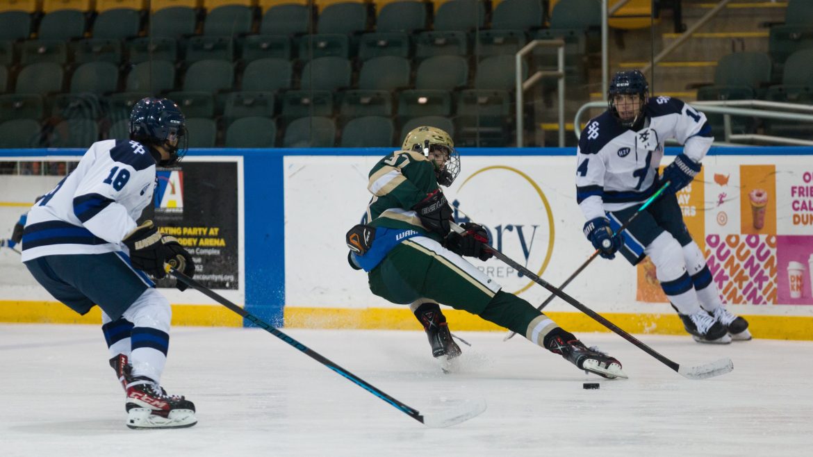 Joseph (Mont.) (37) perde o disco entre Dhruv Thakare (18) e Bohn Ench (14) do Seton Hall Prep no confronto de hóquei no gelo entre meninos do ensino médio na noite de quarta-feira em West Orange. Os Piratas demitiram os Cavaleiros por 7-2. 01/04/2023