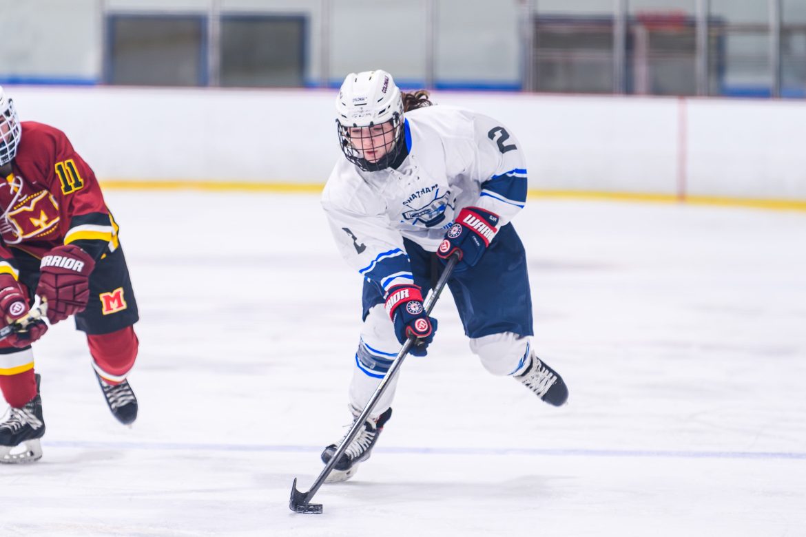 Simone Claps, do Chatham-Millburn, tenta chutar a gol contra o Madison.