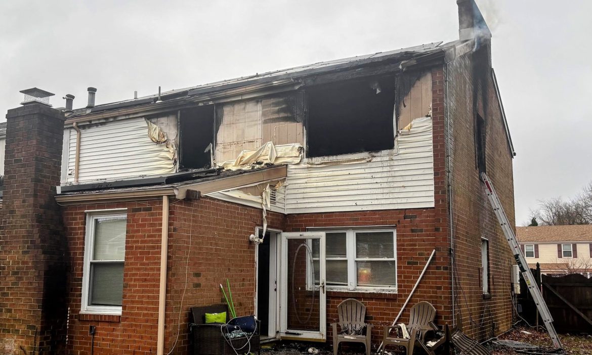 O incêndio, que eclodiu em 16 de dezembro em sua residência em Clementon, deslocou o policial, sua noiva, seu filho recém-nascido e seu cachorro.