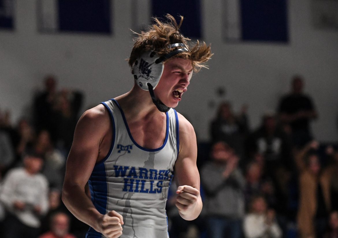 Tyler Redfield, de Warren Hill, derrota Nick Balella, de Hackettstown, com 132 libras, enquanto o wrestling de Warren Hills recebe Hackettstown em 26 de janeiro de 2024.