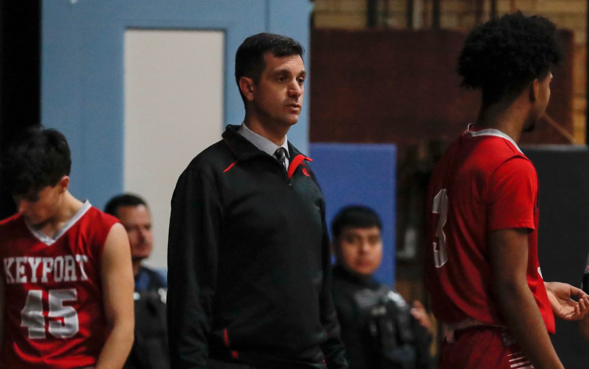 O técnico principal do Keyport, Phil Recco, durante o jogo de basquete masculino entre Asbury Park e Keyport na Asburey Park High School em Asbury Park, NJ, na sexta-feira, 13 de janeiro de 2023.