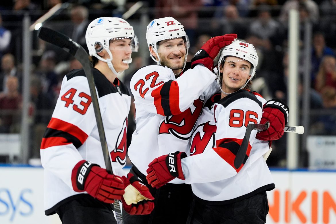 O pivô do Devils, Jack Hughes, fez seu segundo jogo com vários gols do ano na vitória do NJ por 5 a 1 sobre o Rangers na segunda-feira.