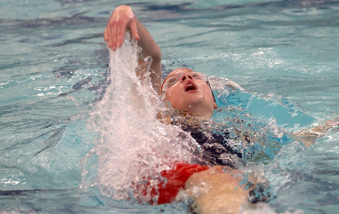 Rachel Stauffer, de Ocean City, compete nos 100 jardas costas femininas durante o campeonato de natação de South Jersey no GCIT, sábado, 21 de janeiro de 2023.