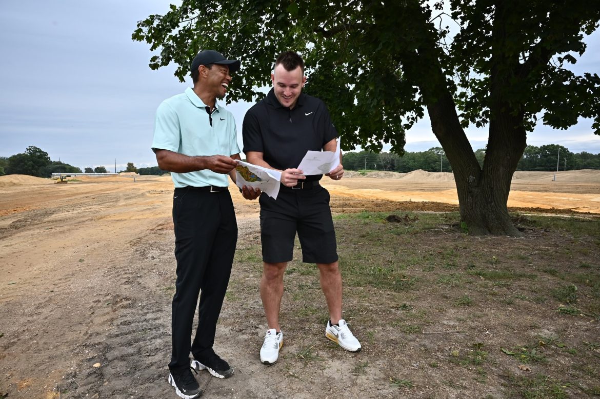 Mike Trout e Tiger Woods fotografados no Trout National em Vineland.