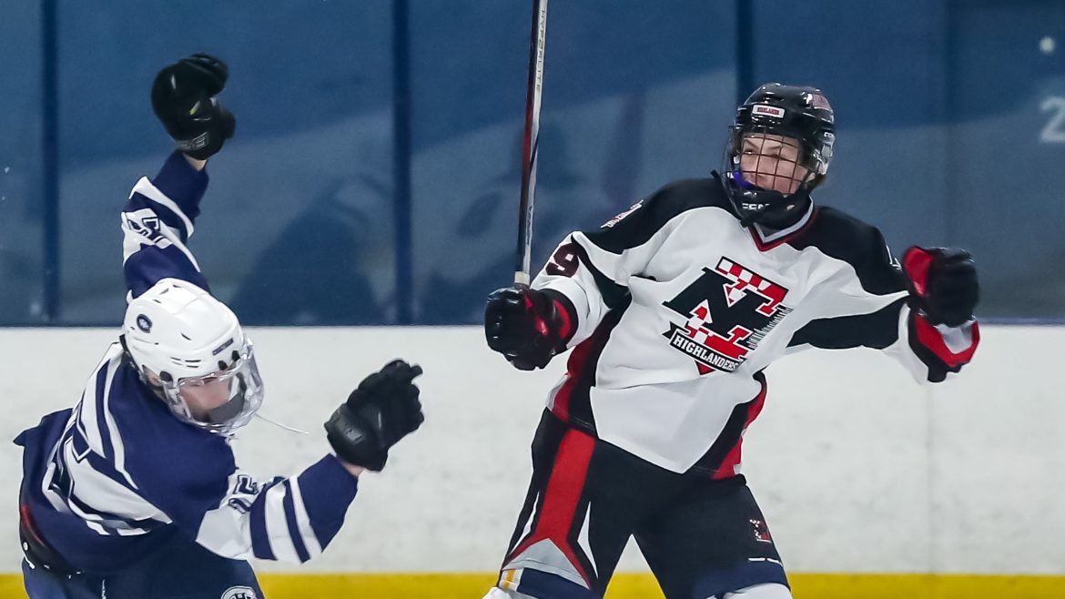 Roman Kostrowski (15) de Chatham colide com David Kliger (39) de Northern Highlands durante o hóquei no gelo NJSIAA North, Public Sectional, Semifinal no Sport O Rama em Monsey, NY na terça-feira, 27 de fevereiro de 2024.