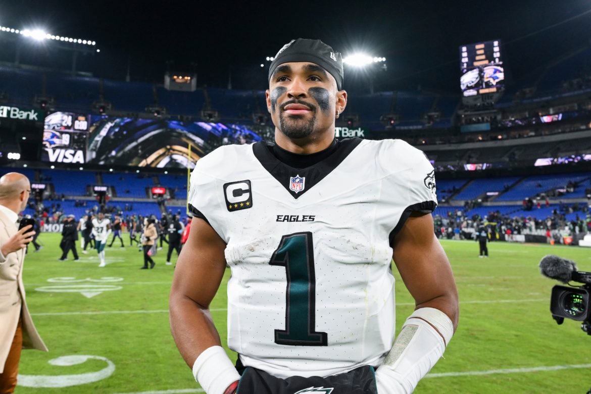 O quarterback dos Eagles, Jalen Hurts (1), sai de campo após a vitória do time por 24 a 19 sobre o Baltimore Ravens.