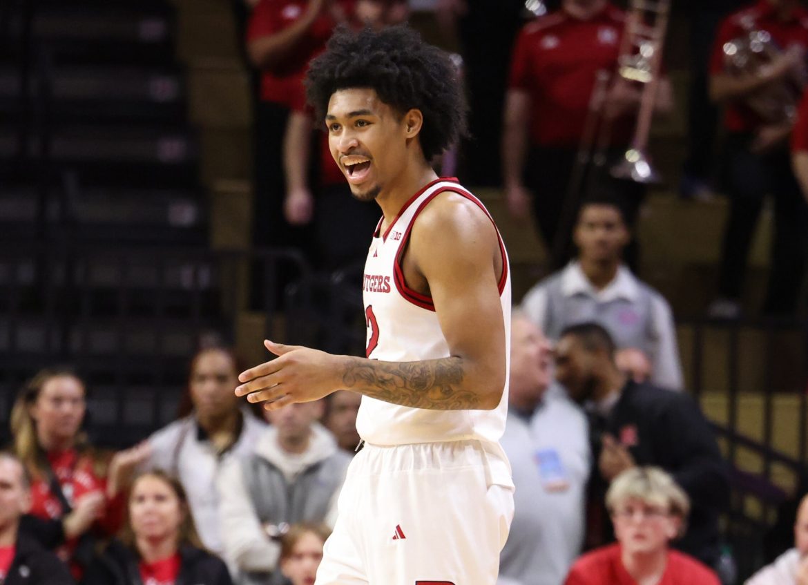 O guarda de Rutgers, Dylan Harper (2), sorri durante o segundo tempo, segunda-feira, 30 de dezembro de 2024, em Piscataway, NJ Harper registrou o primeiro triplo duplo dos Scarlet Knights em 41 anos e Rutgers venceu por 91-64.