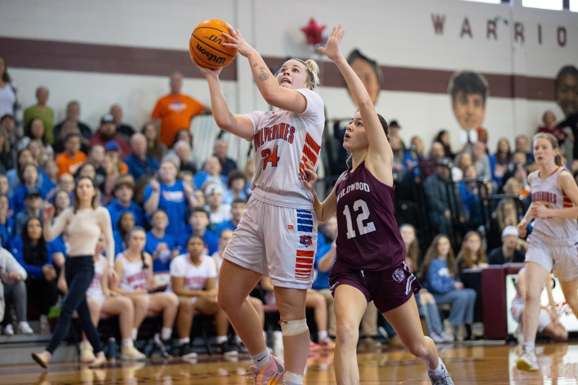 Megan Donelson (24) de Woodstown corre para marcar enquanto Rebecca Benichou (12) de Wildwood defende durante a final do NJSIAA South, Grupo 1 na Wildwood High School, em Wildwood, NJ, no sábado, 2 de março de 2024.