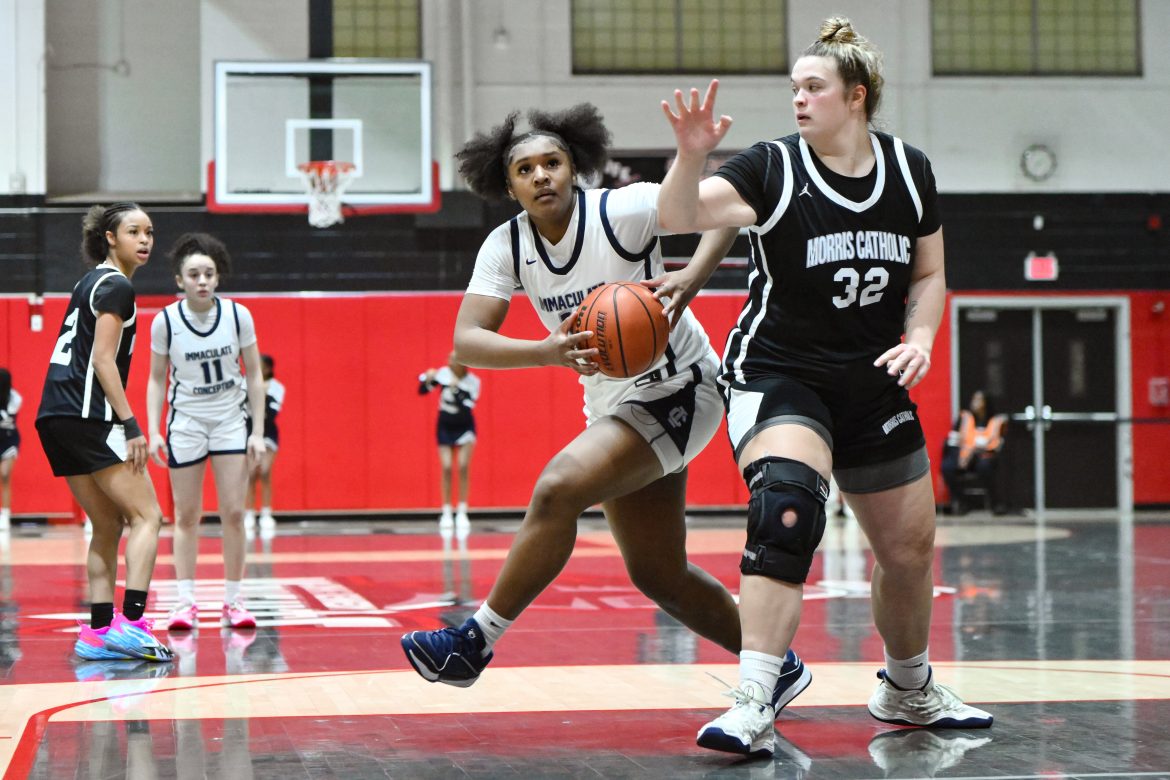 Nila Giraud (10) de Montclair Immaculate faz um movimento contra Madison Miller (32) de Morris Catholic durante o NJSIAA North, Non-Public B, final no Kennedy HS em Paterson, NJ na segunda-feira, 4 de março de 2024