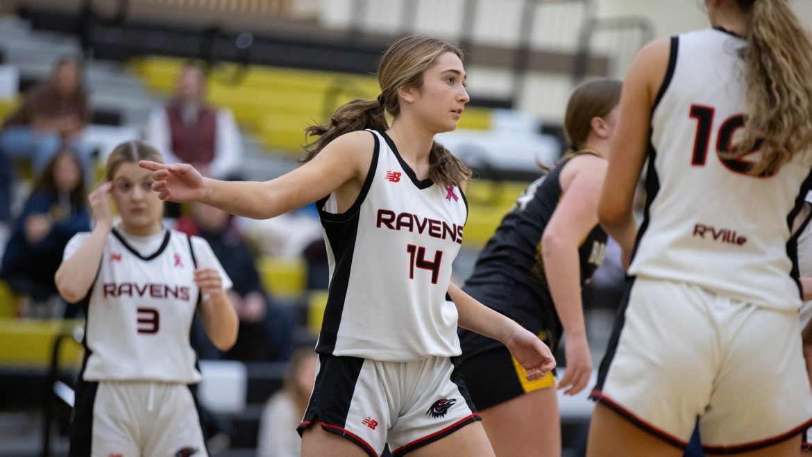 Ava Aldarelli (14) de Robbinsville entre jogos na Bordentown Regional High School, em Bordentown, NJ, na quarta-feira, 7 de fevereiro de 2024.