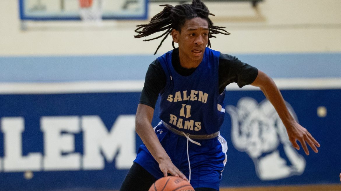 Tymear Lecater (11) de Salem contorna Greg Petersen (14) de Pitman na Salem High School, em Salem, NJ, na quarta-feira, 20 de dezembro de 2023.