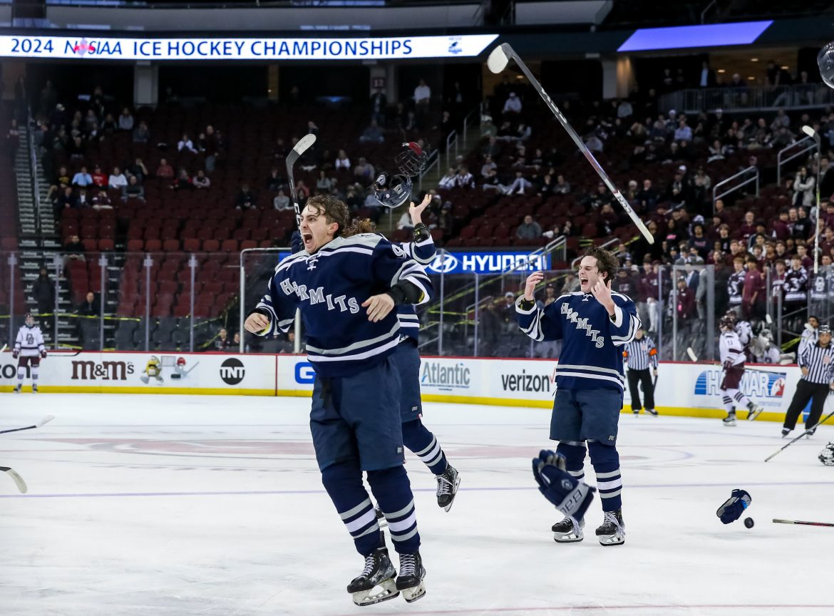 Santo Agostinho comemora após derrotar Don Bosco Prep nas finais não públicas da NJSIAA de hóquei no gelo no Prudential Center em Newark, NJ, na segunda-feira, 3 de março de 2024.