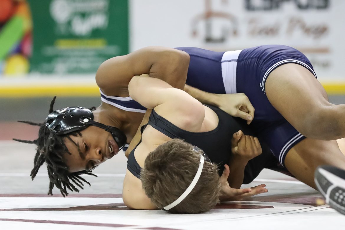 Nicholas Adams, de West Orange, controla Dante D A'chille, de West Essex, durante os meninos de 120 libras que lutam nas semifinais do Essex County Tournament na Codey Arena em West Orange, NJ, na quinta-feira, 25 de janeiro de 2023.