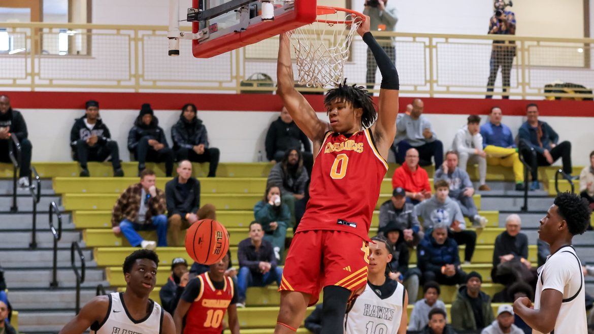 Julius Avent (0), da Bergen Catholic, afunda a bola contra o Hudson Catholic durante o jogo de basquete masculino na Universidade Caldwell, em Caldwell, NJ, no domingo, 12 de janeiro de 2025.