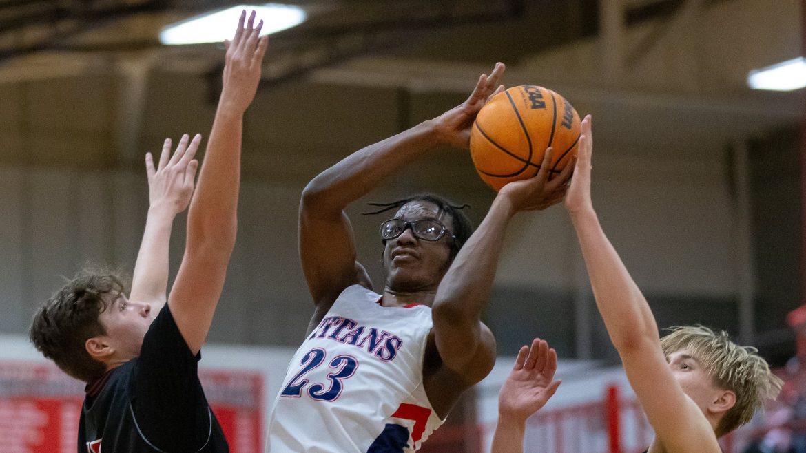 Sebastian Perry (13) e Chase Rovito (5) de Cherry Hill East Block, mas Tahmir Dixon (23), da Kipp Cooper Norcross Academy Scores na Cherry Hill East High School, em Cherry Hill, NJ na quinta -feira, 8 de fevereiro de 2024.