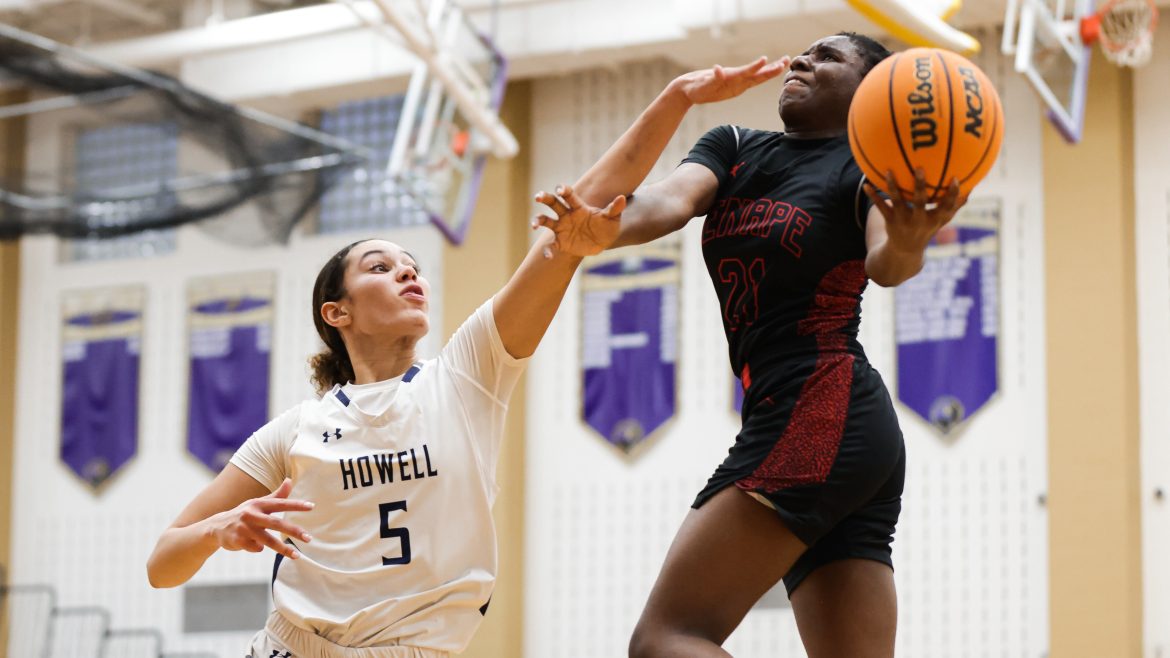 El-Anita Joe-Samuel (21) de Lenape lança a bola contra Kiera McKown (5) de Howell durante o jogo semifinal de basquete feminino do Grupo 4 do NJSIAA entre Lenape e Howell na Monroe Township High School em Monroe Township, NJ na terça-feira, março 5, 2024.