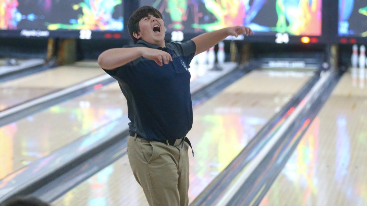 Paul Lampe e Howell comemora durante o torneio de boliche Marissa Tufaro Classic em Majestic Lanes em Hopelawn, NJ no sábado, 7 de dezembro de 2024