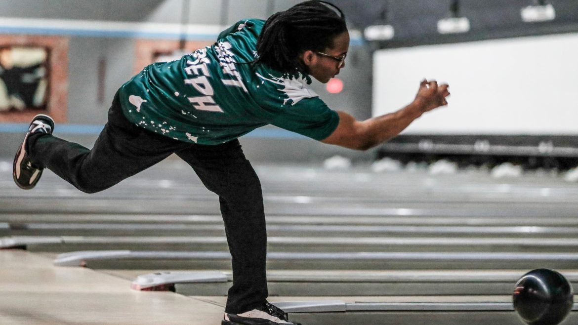 Joseph (Met.) arremessa na partida semifinal durante os campeonatos individuais de boliche masculino e feminino do NJSIAA em Bowlero em North Brunswick, NJ, na quinta-feira, 29 de fevereiro de 2024.