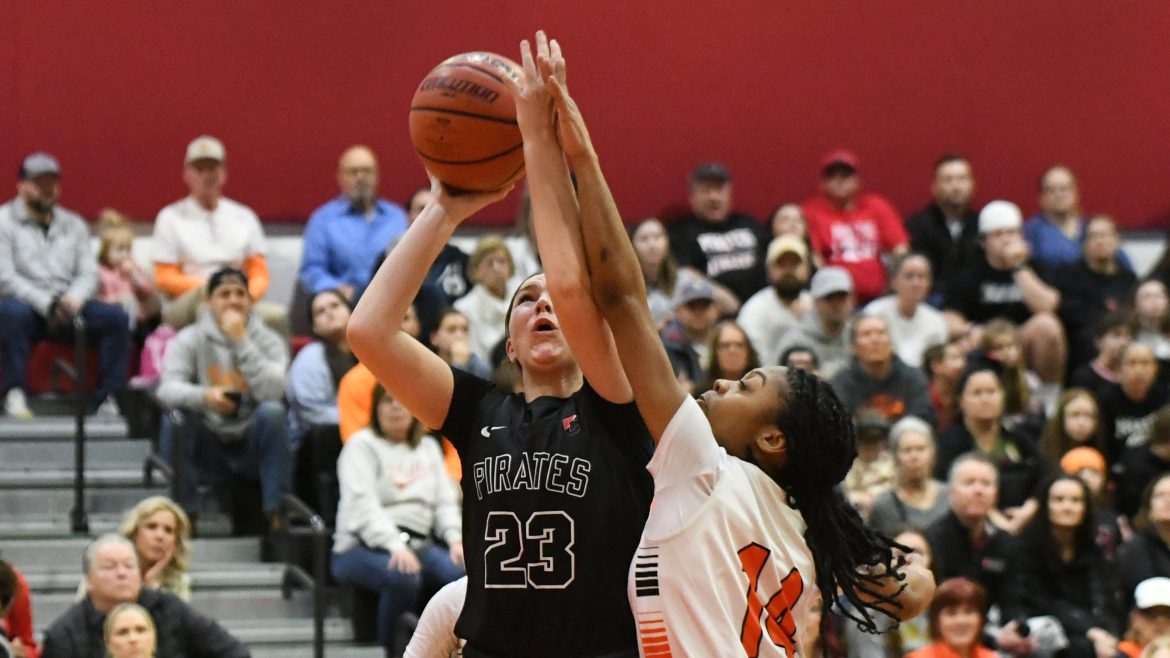 Norah Quinn, 23, de Cinnaminson arremessa a bola com Iyanna Bennett, 14, de Middle Township defendendo durante a final de basquete feminino do Grupo 2 de South Jersey, na Cinnaminson High School, sexta-feira, 1º de março de 2024.
