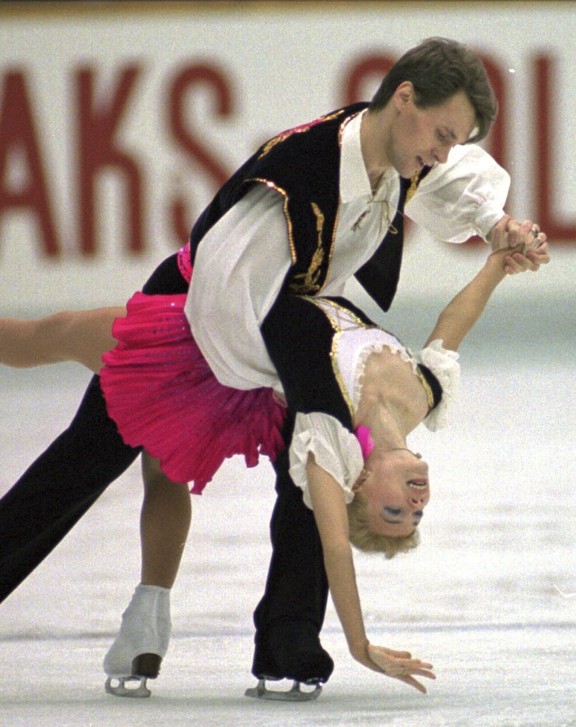 Arquivo - Evgenia Shishkova e Vadim Naumov, da Rússia, se apresentam durante o skate gratuito no evento de pares da competição internacional de patinação artística do NHK Trophy em Nagoya Central Japan, 9 de dezembro de 1995. (AP Photo/Shizuo Kambayashi, arquivo)