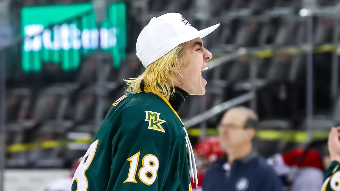 Marek Kazik (18) de Morris Knolls-Hills está entusiasmado depois de derrotar o governador Livingston-New Providence por 4 a 3 nas finais da cooperativa pública NJSIAA de hóquei no gelo no Prudential Center em Newark, NJ na segunda-feira, 4 de março de 2024.