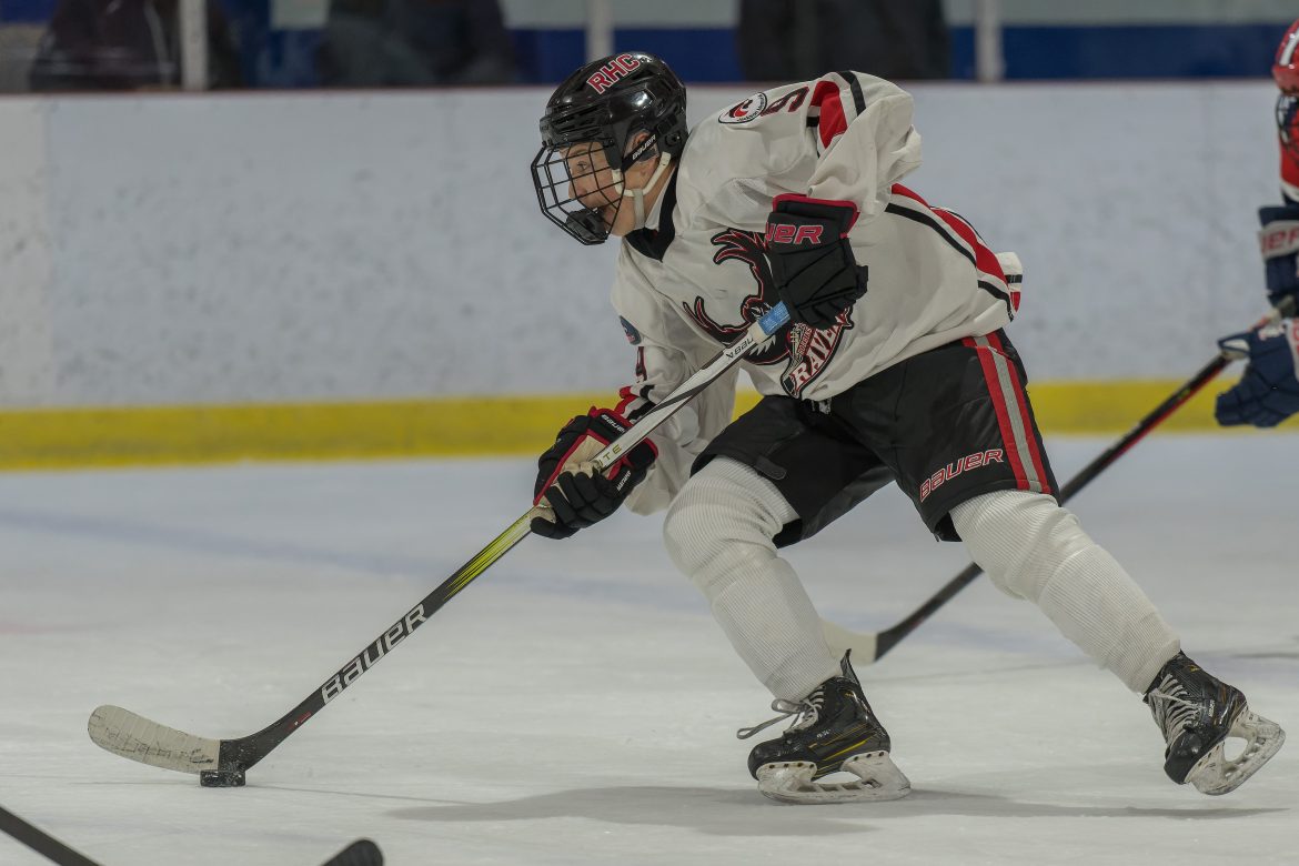 Henry Albu (9) de Robbinsville move o disco durante o jogo masculino de hóquei no gelo entre Robbinsville e Manalapan na Howell Ice Arena em Howell, NJ, em 3 de janeiro de 2025.