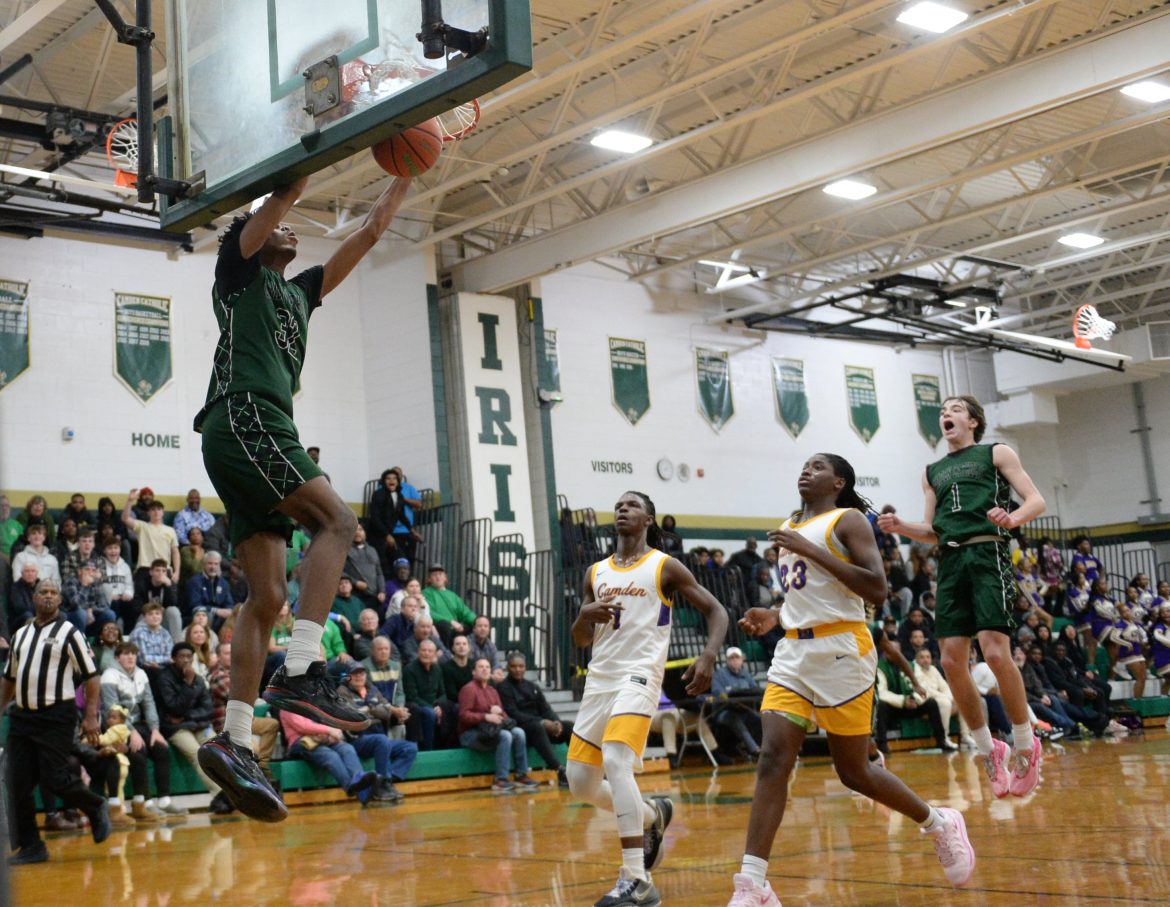 Azyris Richmond (32) de Camden Catholic enterra a bola durante um jogo de basquete masculino contra Camden na Camden Catholic High School em Cherry Hill, terça-feira, 7 de janeiro de 2025