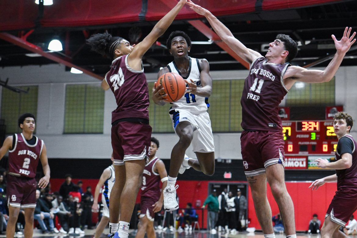 Kobe Closeil (11) de Gill St. Bernards vai até a cesta enquanto é defendido por Jordan Ghee (20) da Don Bosco Prep e Chris Lotito (11) da Don Bosco Prep durante o jogo do torneio de basquete masculino Jump Off de Ano Novo em Paterson Kennedy Ensino médio em Paterson, NJ na quarta-feira, 1º de janeiro de 2025