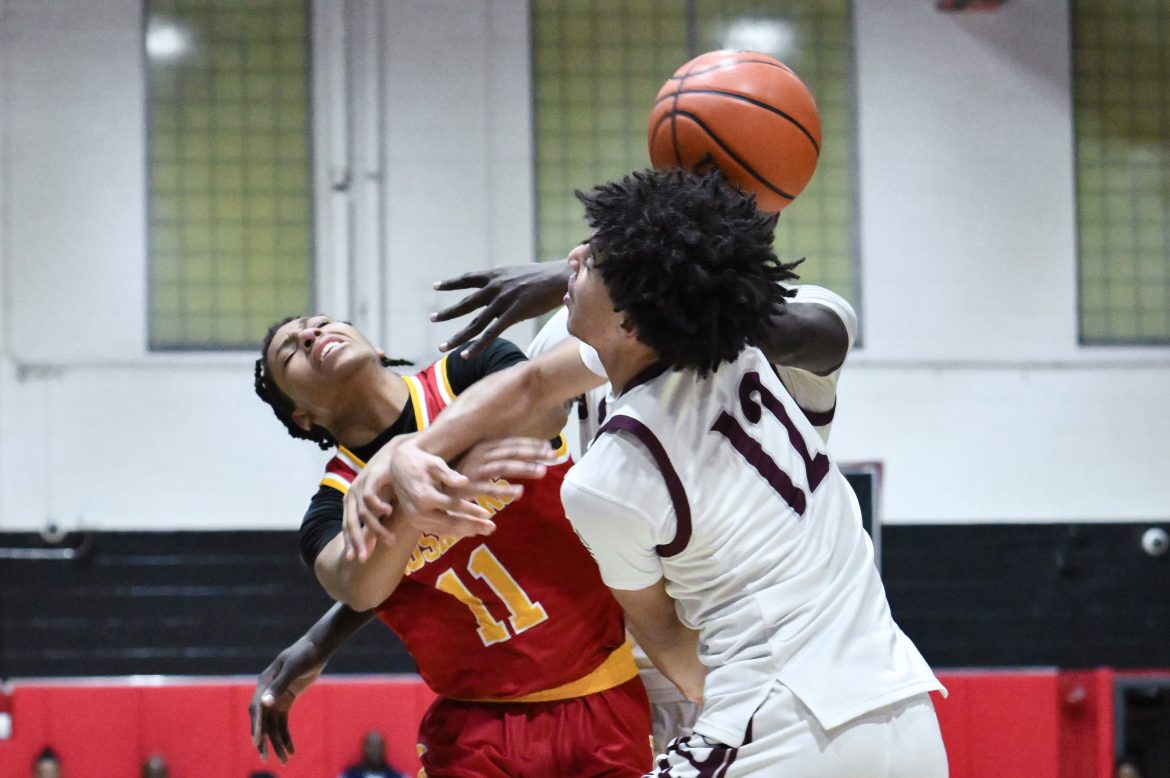 Jaden Brown (11) do Bergen Catholic tem a bola arrancada por Erik Porch (12) da St. Peters Prep durante o jogo do torneio de basquete masculino Jump Off de Ano Novo na Paterson Kennedy High School em Paterson, NJ na quarta-feira, 1º de janeiro de 2025